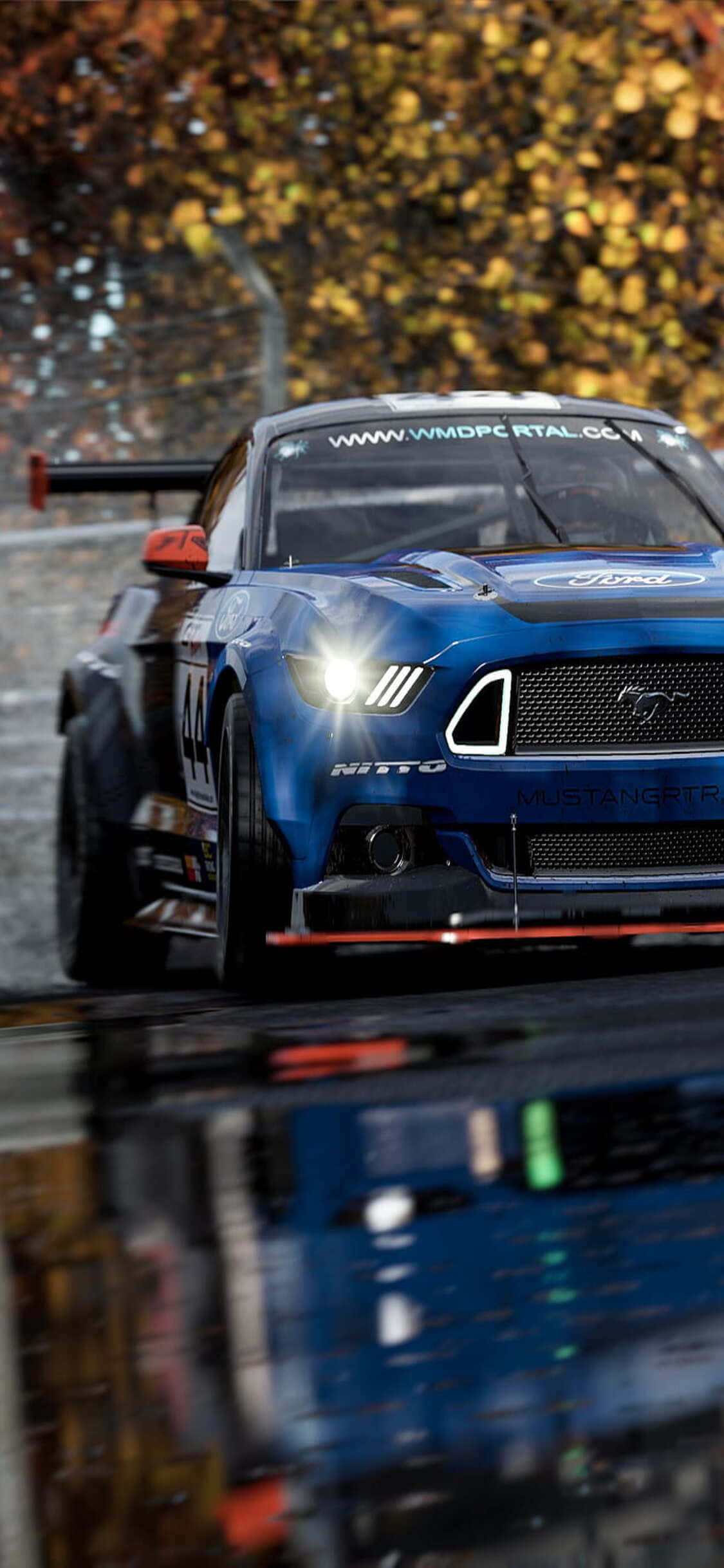 雨の中の青いマスタングレーシングカー 壁紙