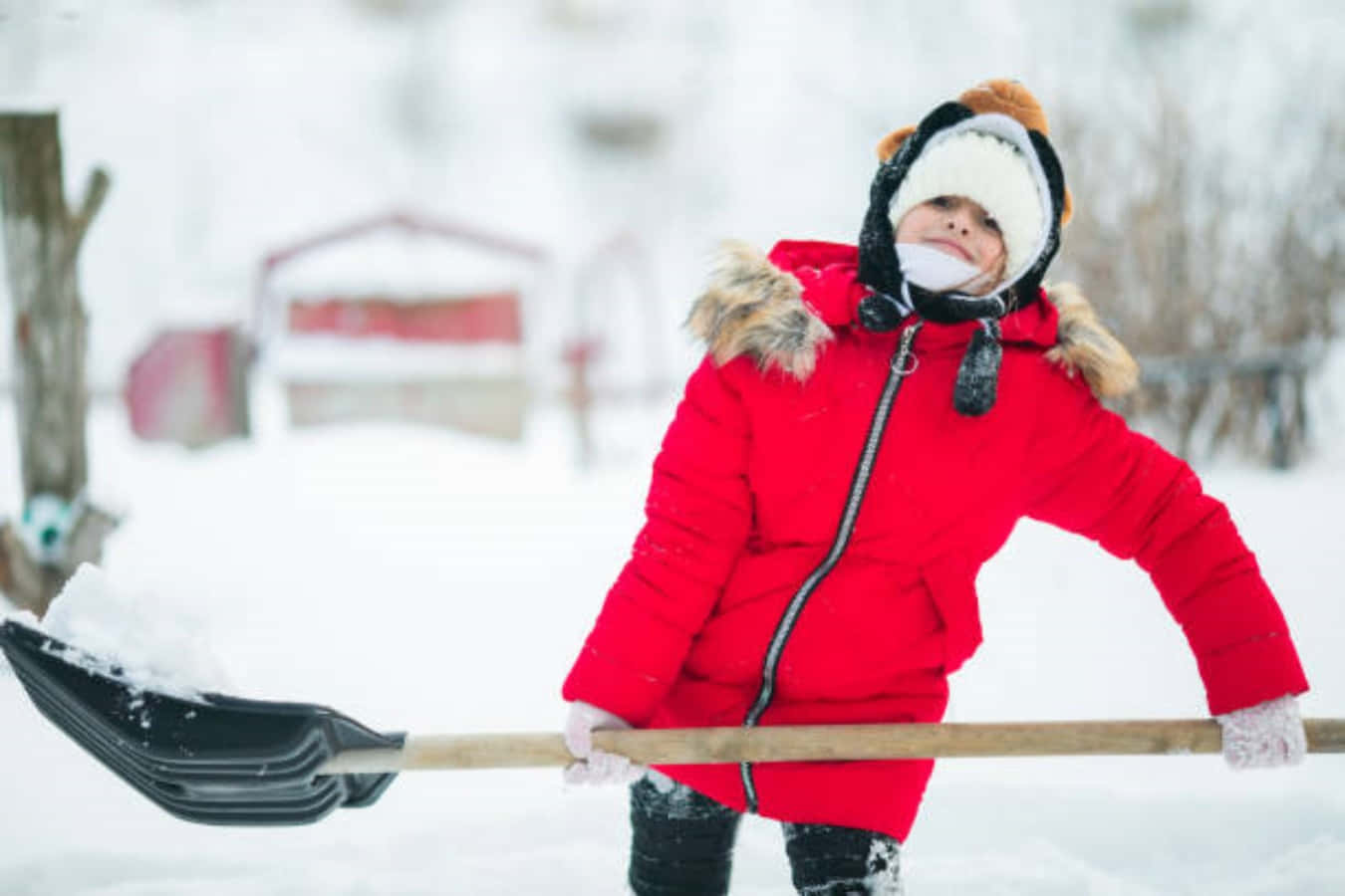 雪かきを持つおかしな雪の少女の写真 壁紙