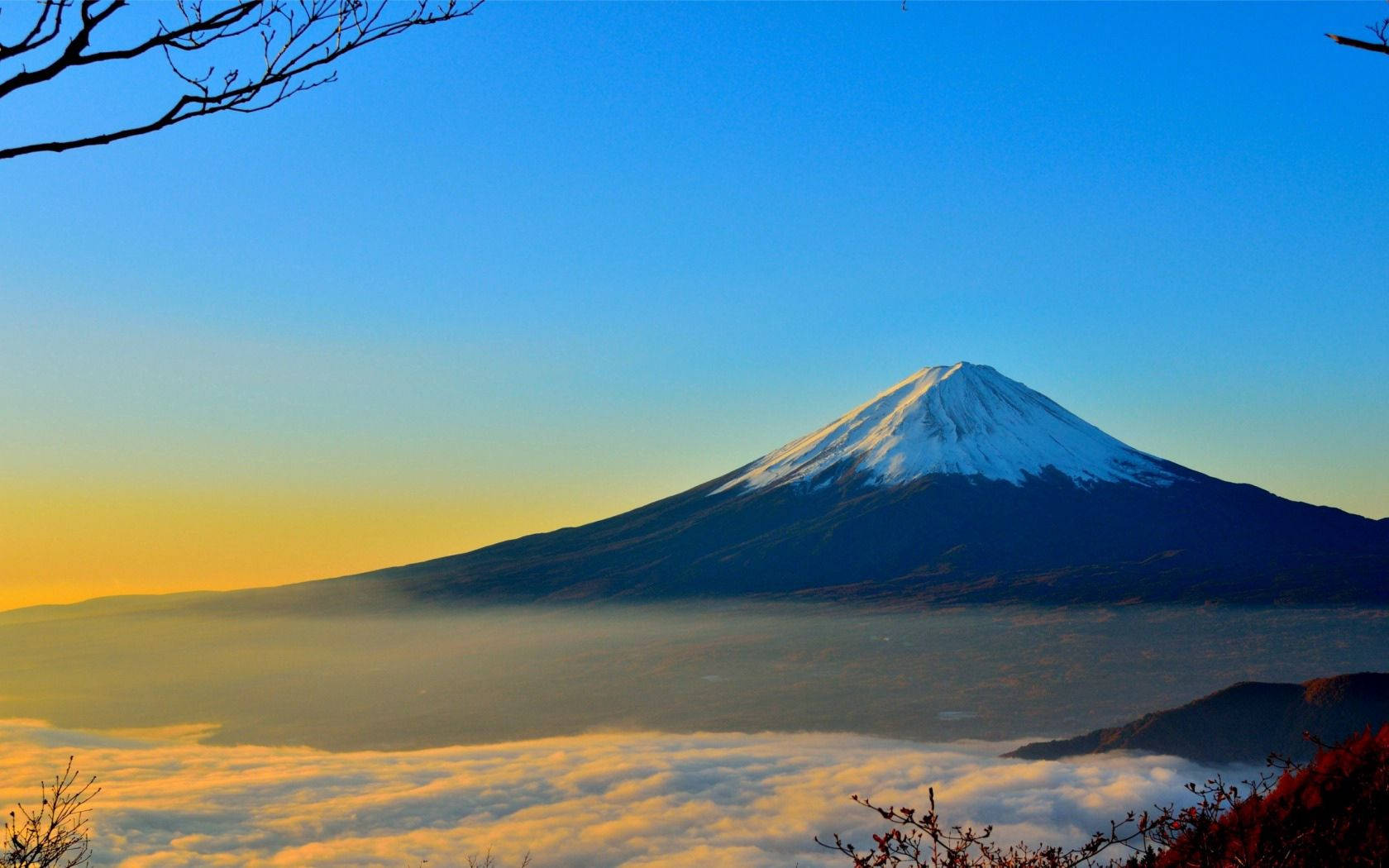 下部に雲があり、澄んだ美しい空の山頂