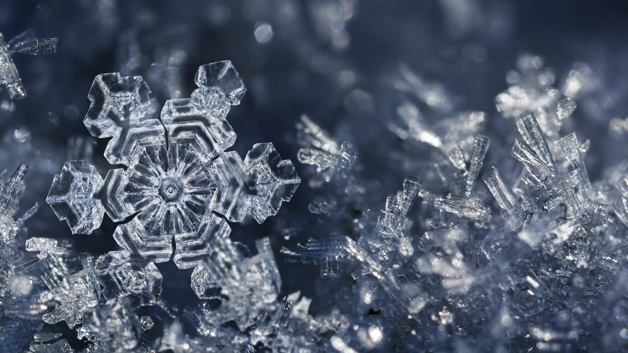 雪の美しさを感じるつらら 壁紙