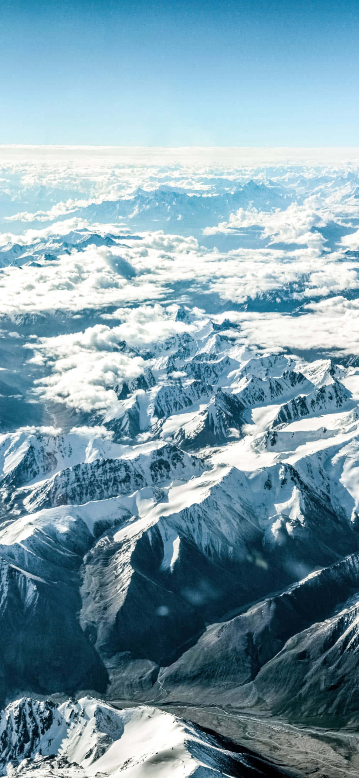 雪を頂いたヒマラヤの峰々が空に向かって広がる 壁紙
