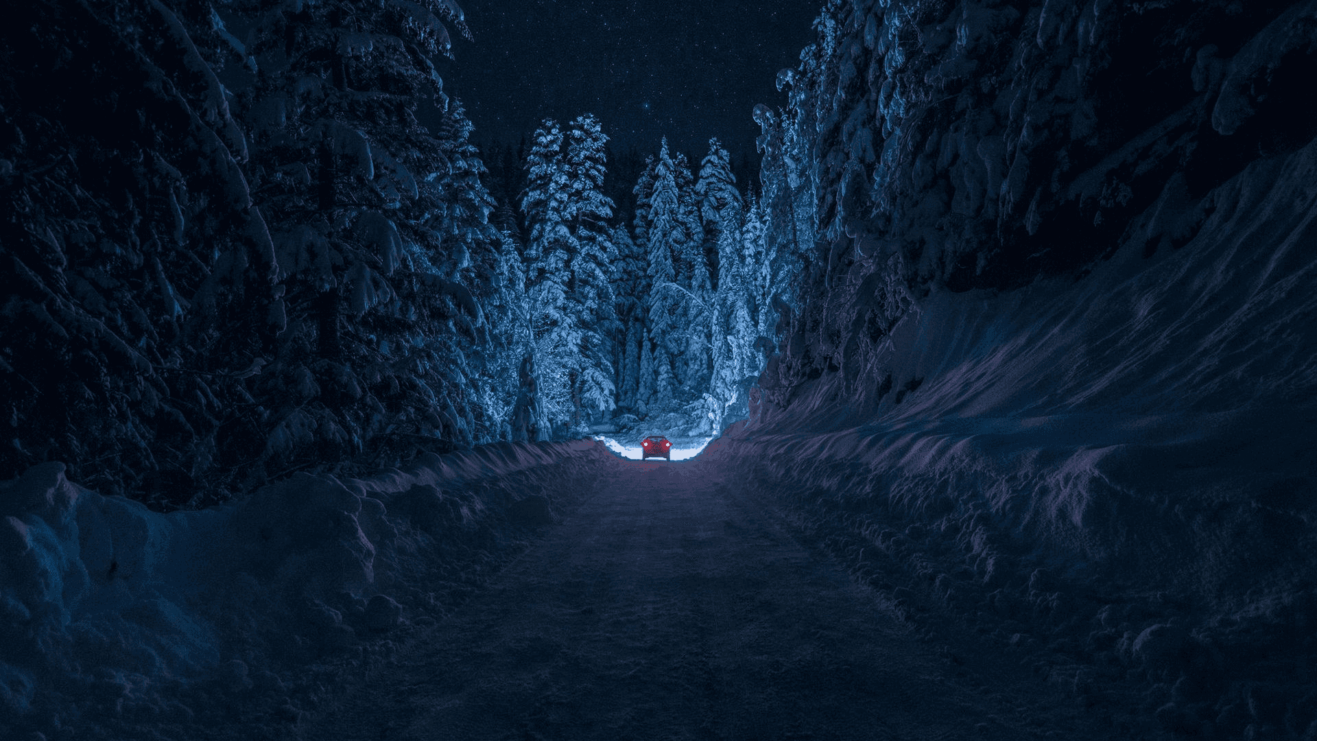 雪道の中央に青い灯りがともる風景 壁紙