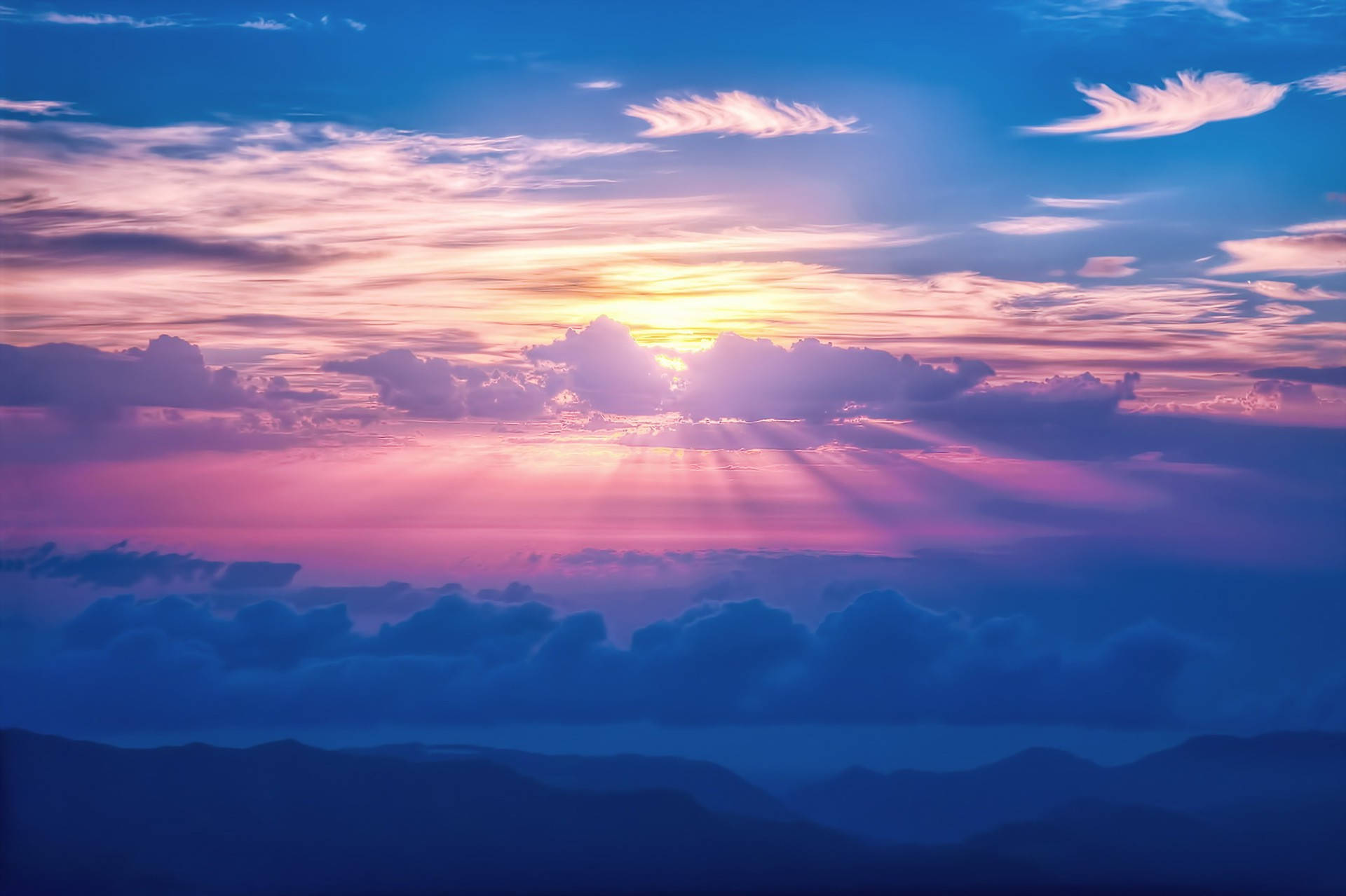 雲とピンクの夕焼け 壁紙