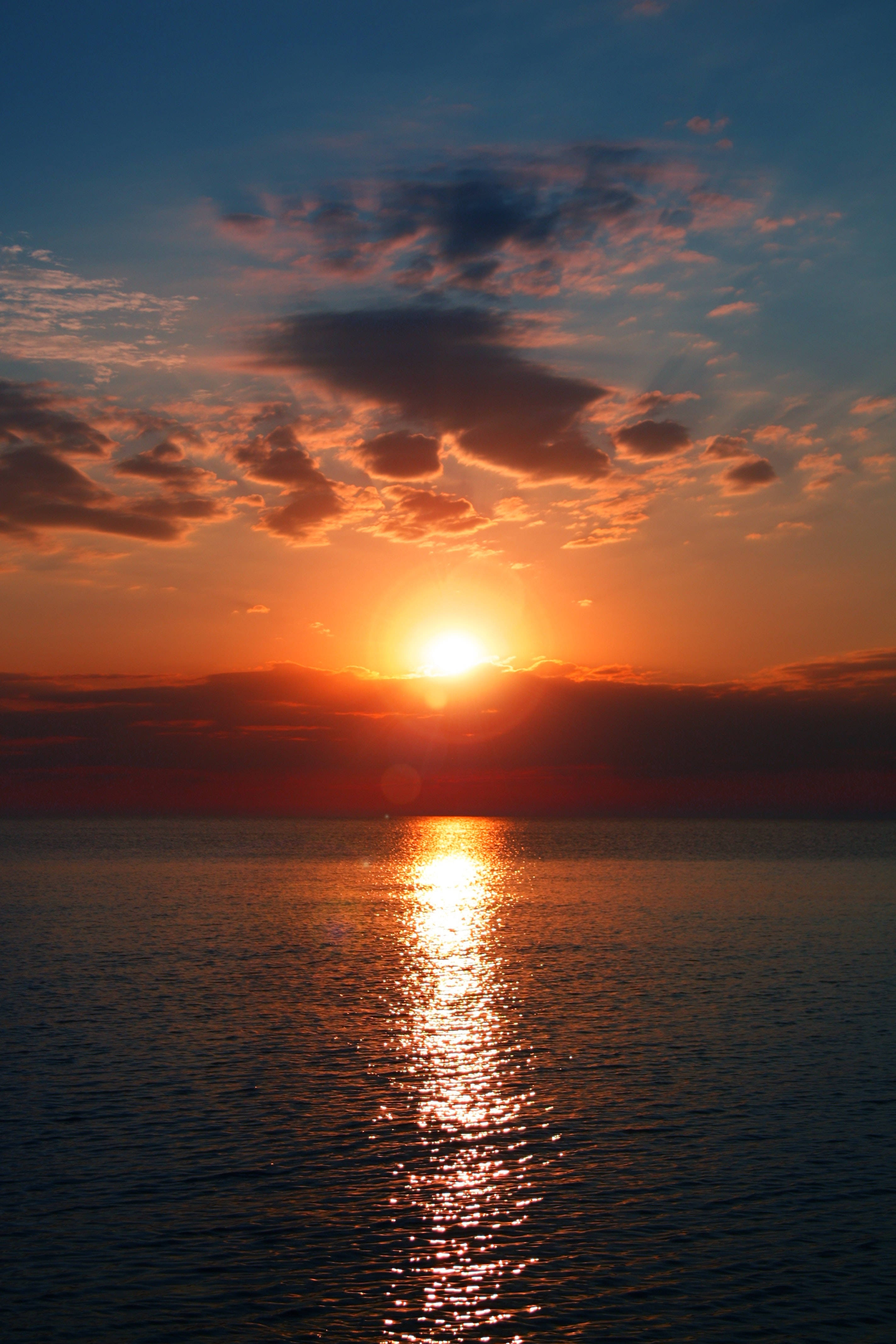 雲に浮かぶ夕日の美的な空 壁紙