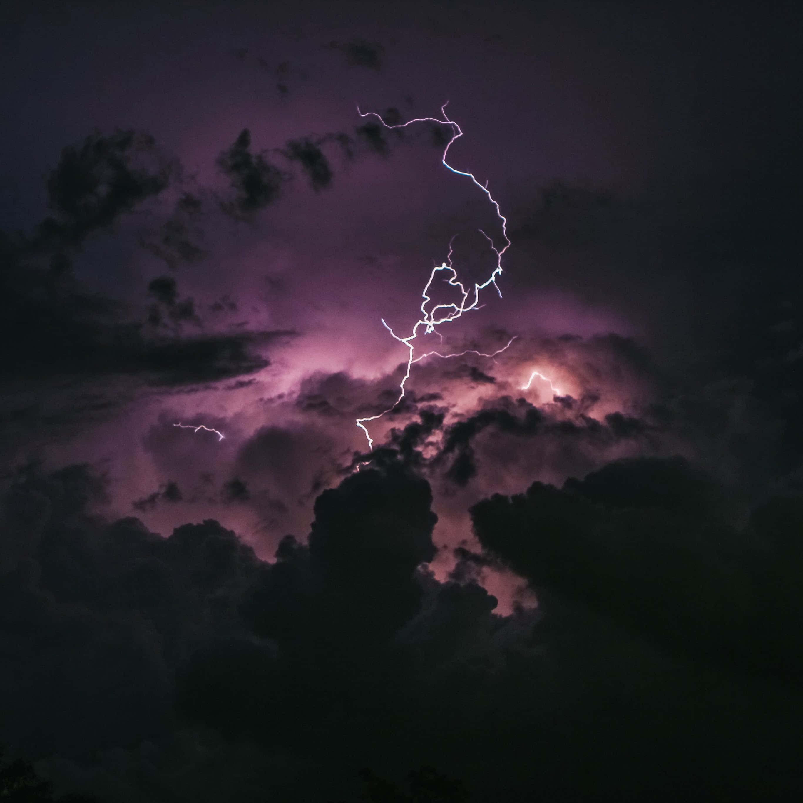 雲のある空の稲光 壁紙