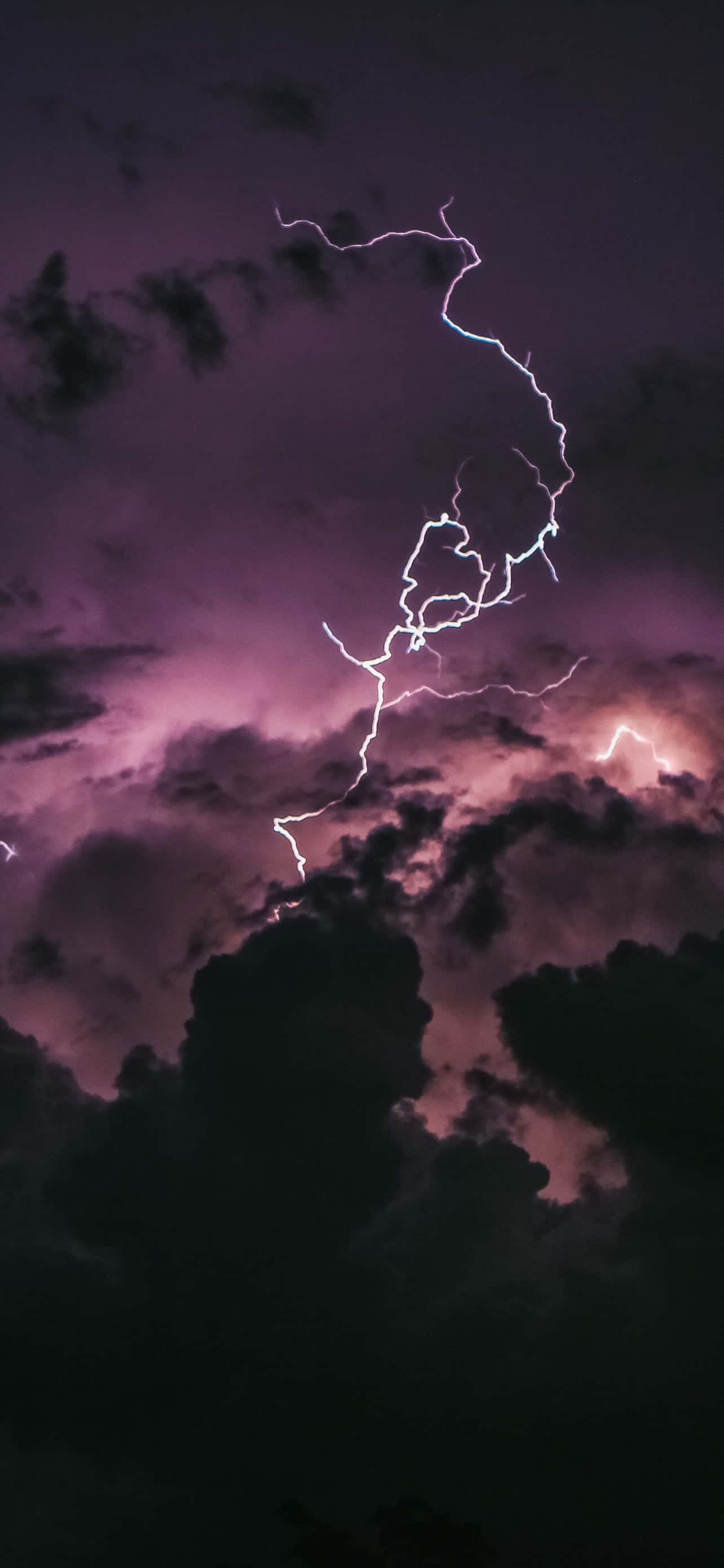 雲のある空の稲光 壁紙