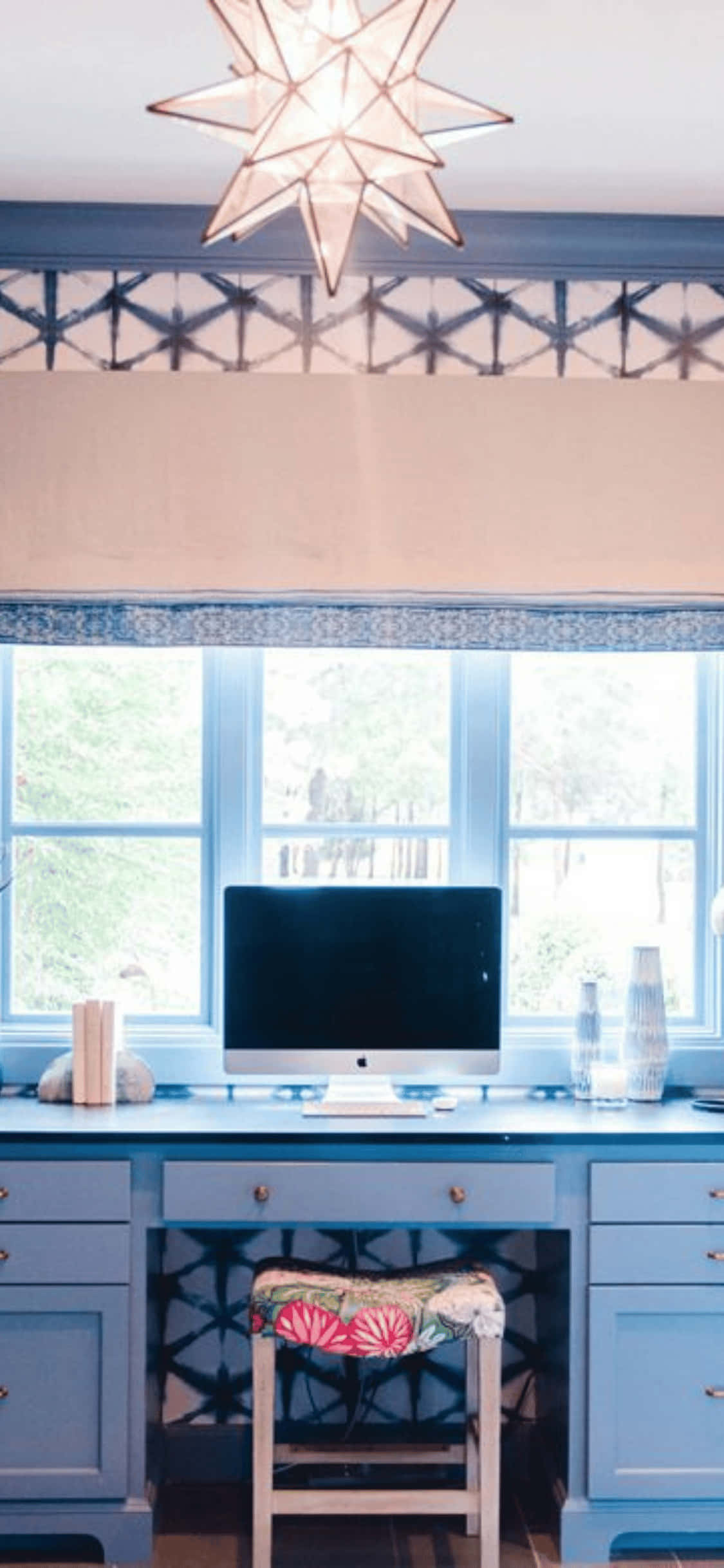 青いテーブルの上のiMac iPhone X オフィス背景 壁紙