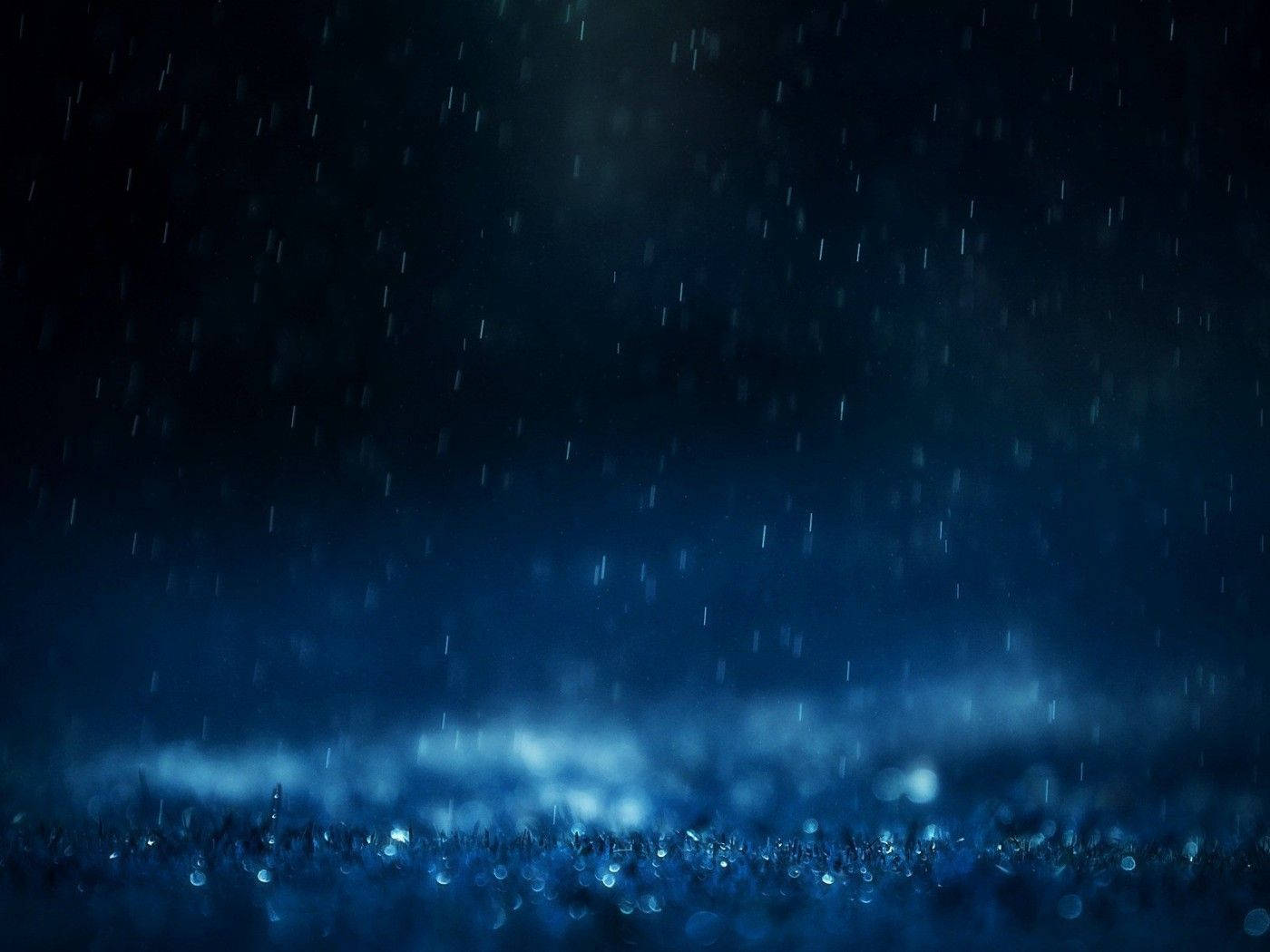 青い煌めきの雨が降る美しい暗い背景 壁紙