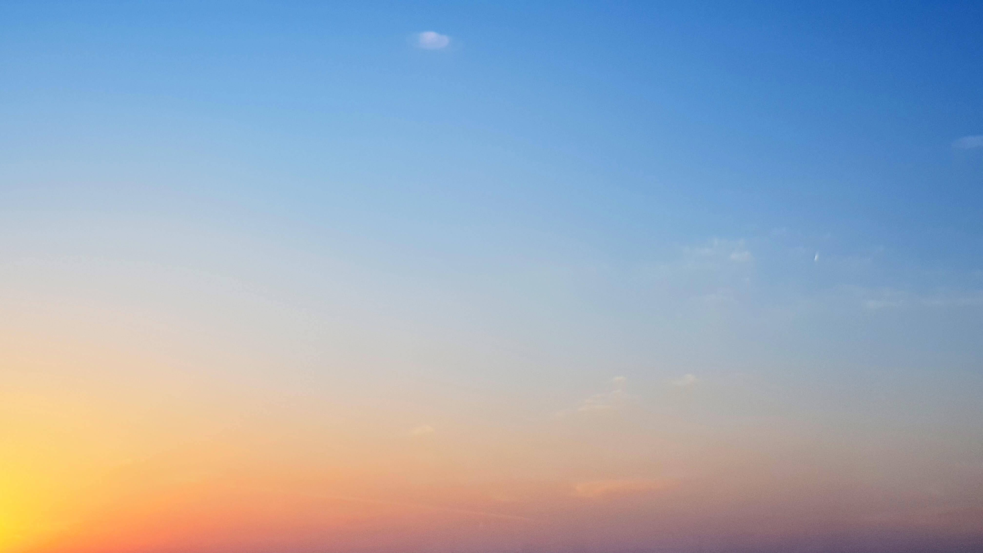 青みがかったオレンジの澄んだ空 壁紙
