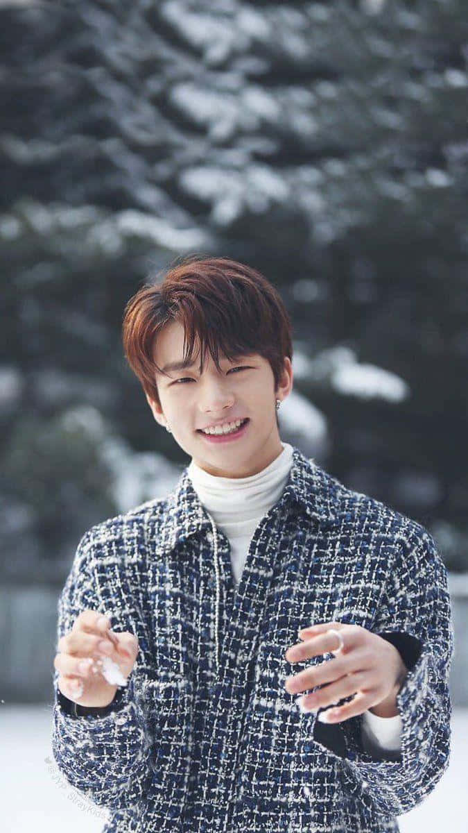 韓国ラッパーHyunjin、雪の木々を背景に 壁紙