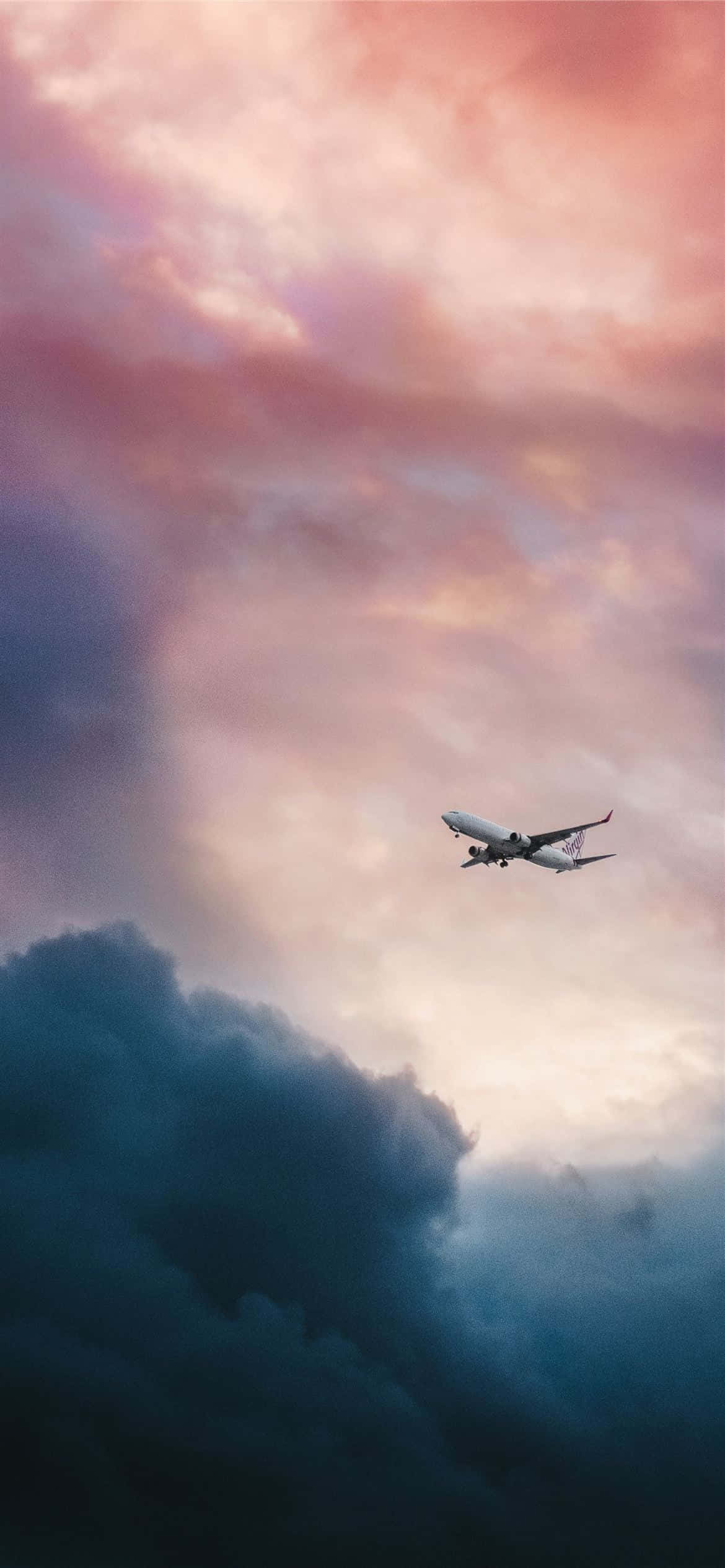飛行する旅客機に昇る美しい朝日 壁紙
