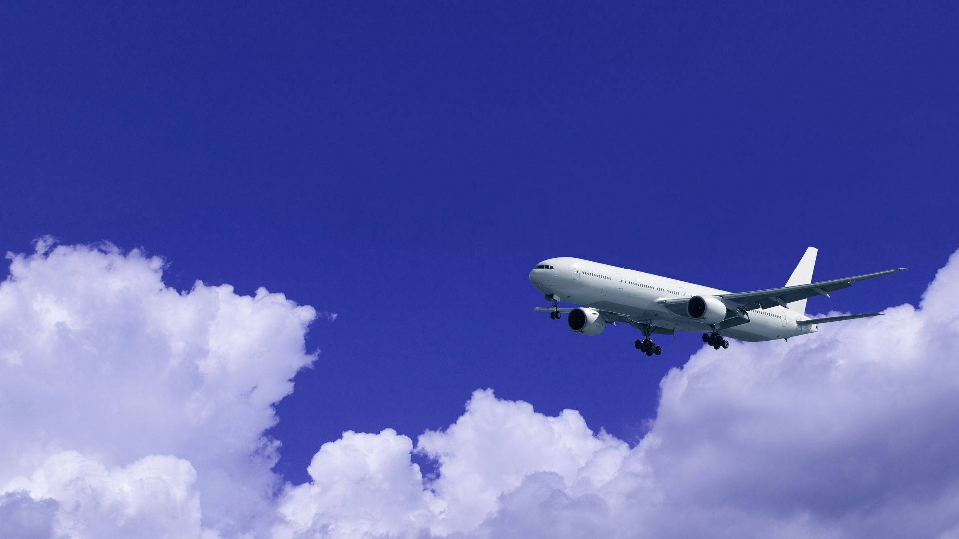 飛行機と青空の厚い雲 壁紙