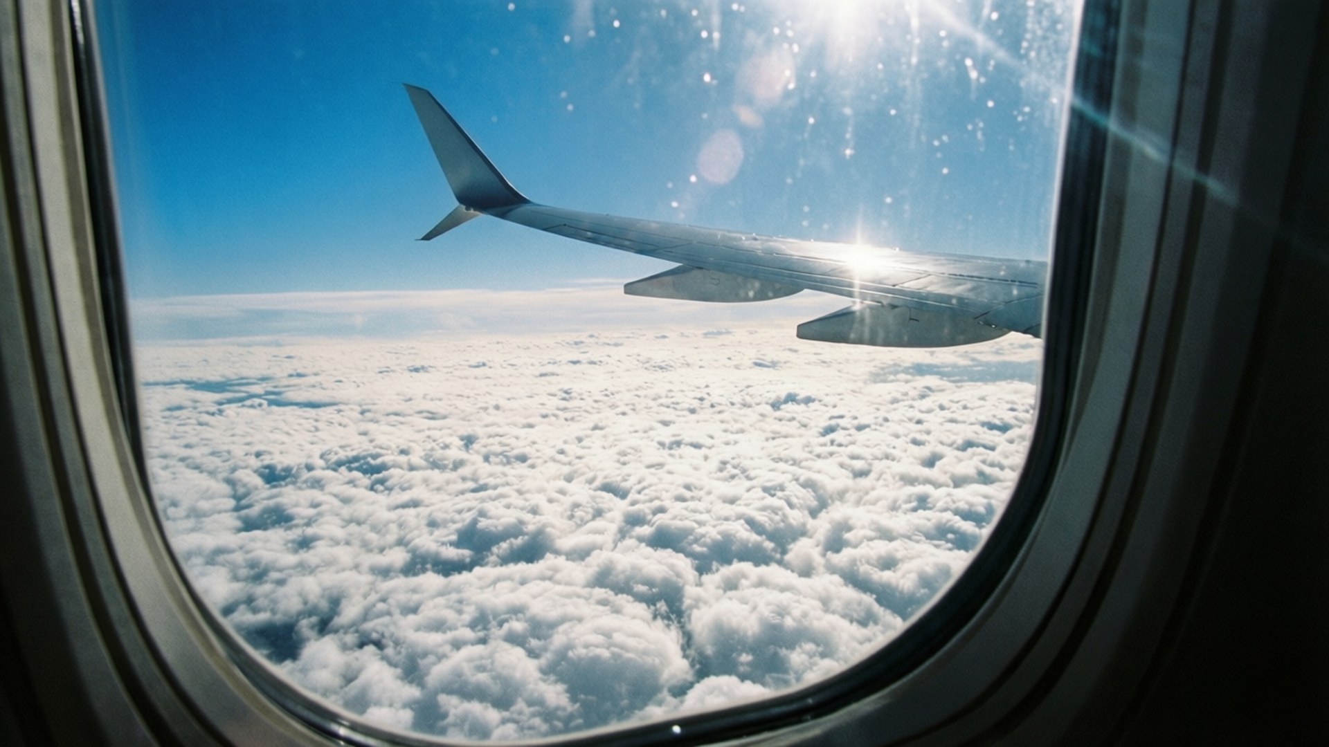 飛行機の窓から見える雲 壁紙