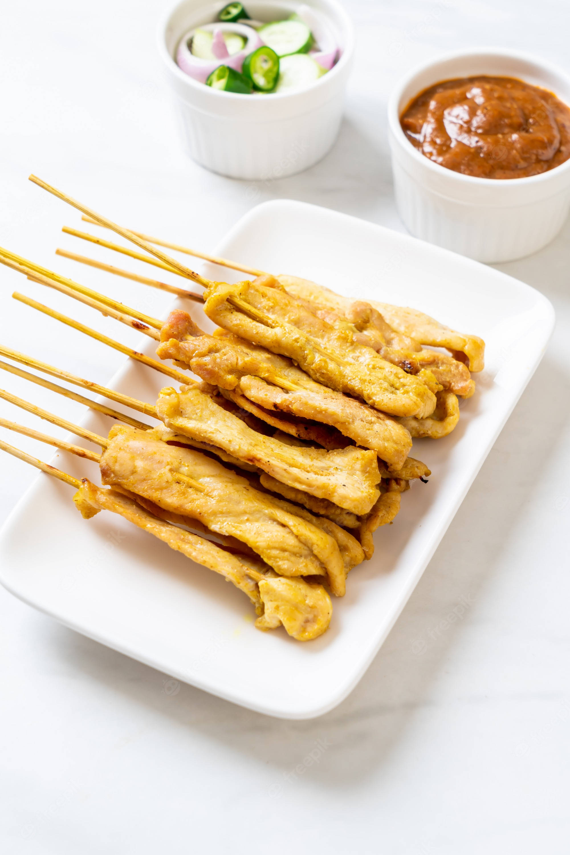 食欲をそそるチキンサテー（東南アジア料理） 壁紙