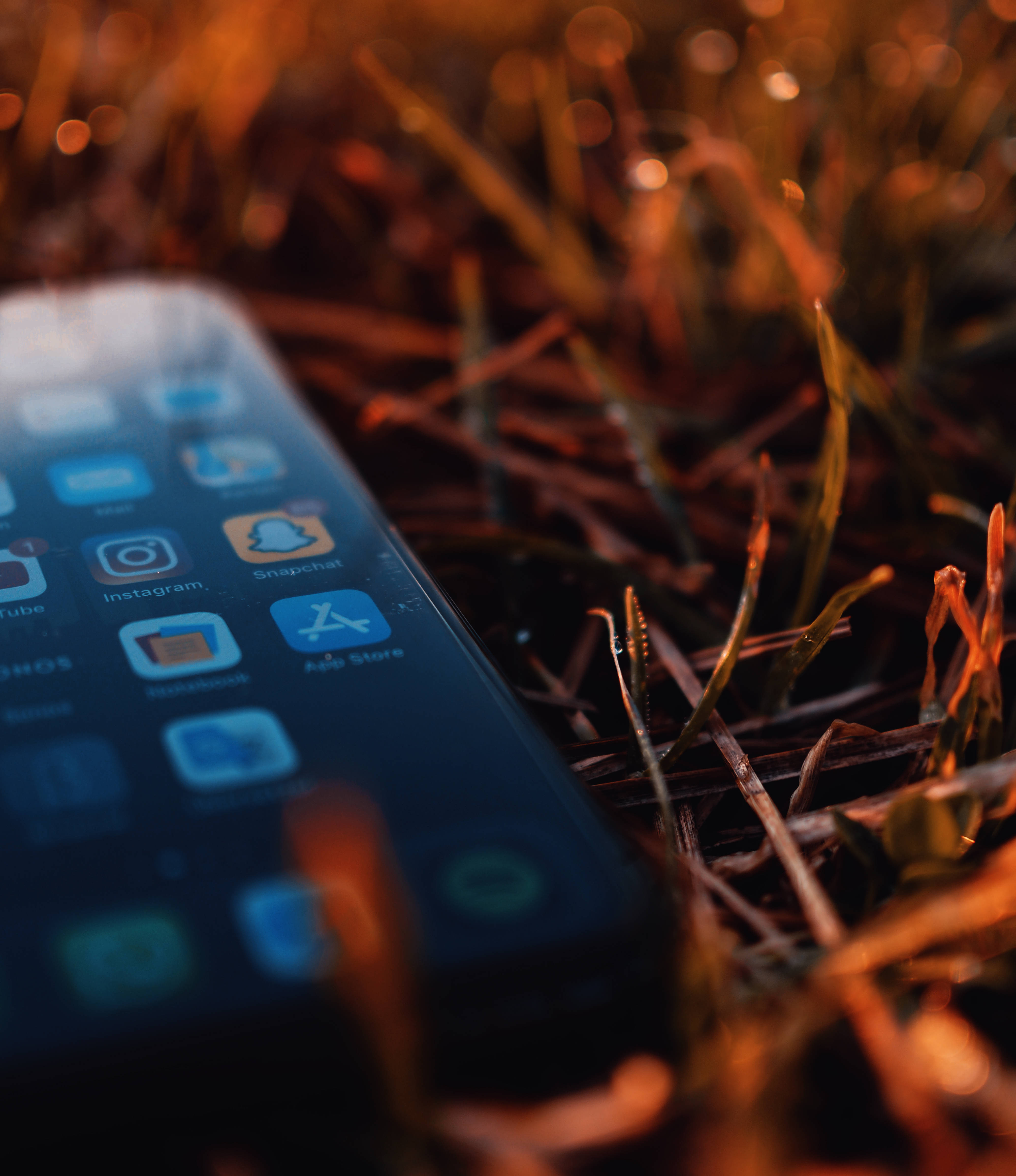 高級感あふれるスペースグレイのiPhone Xs 壁紙