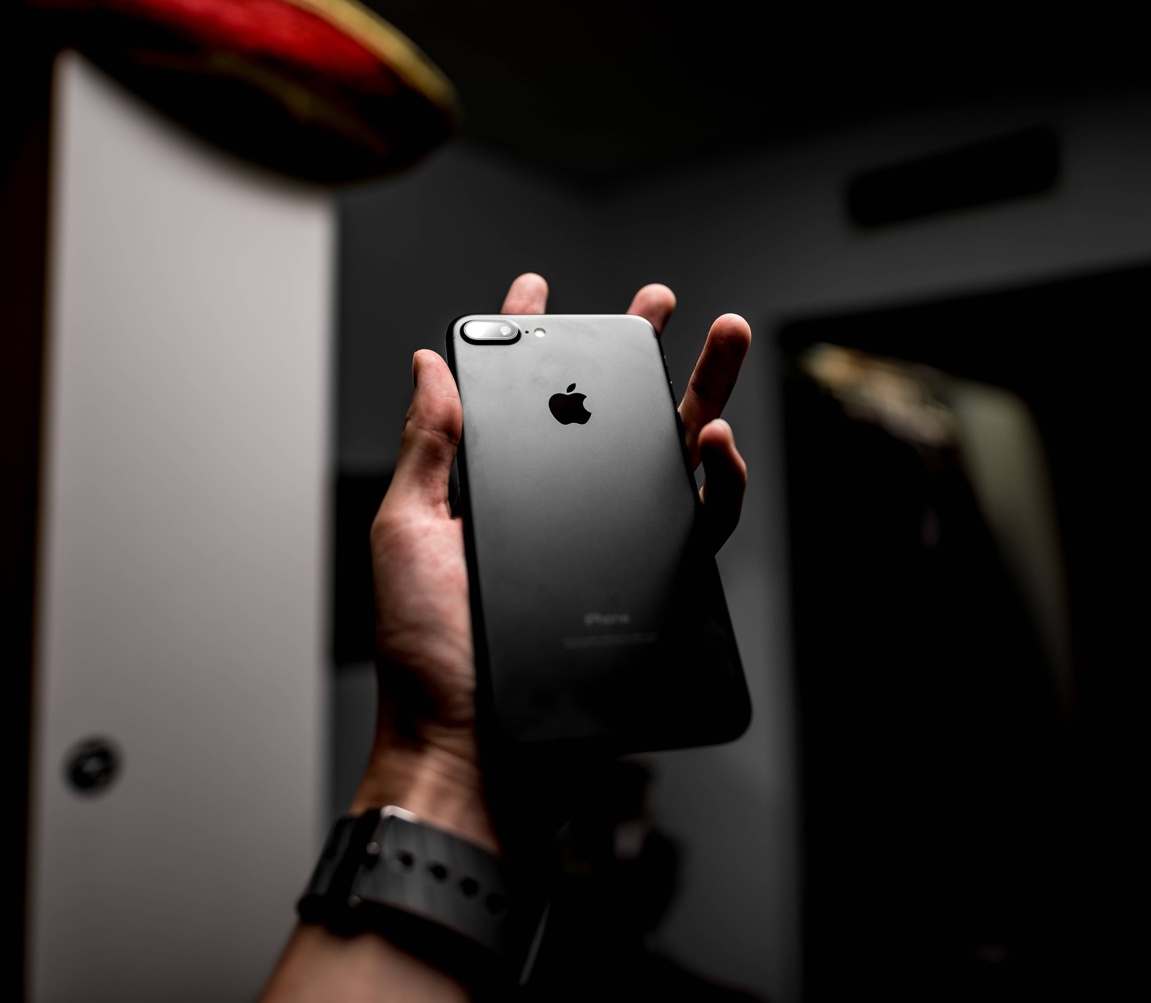 魅力的な背景と共に映える洗練されたiPhone 8 壁紙