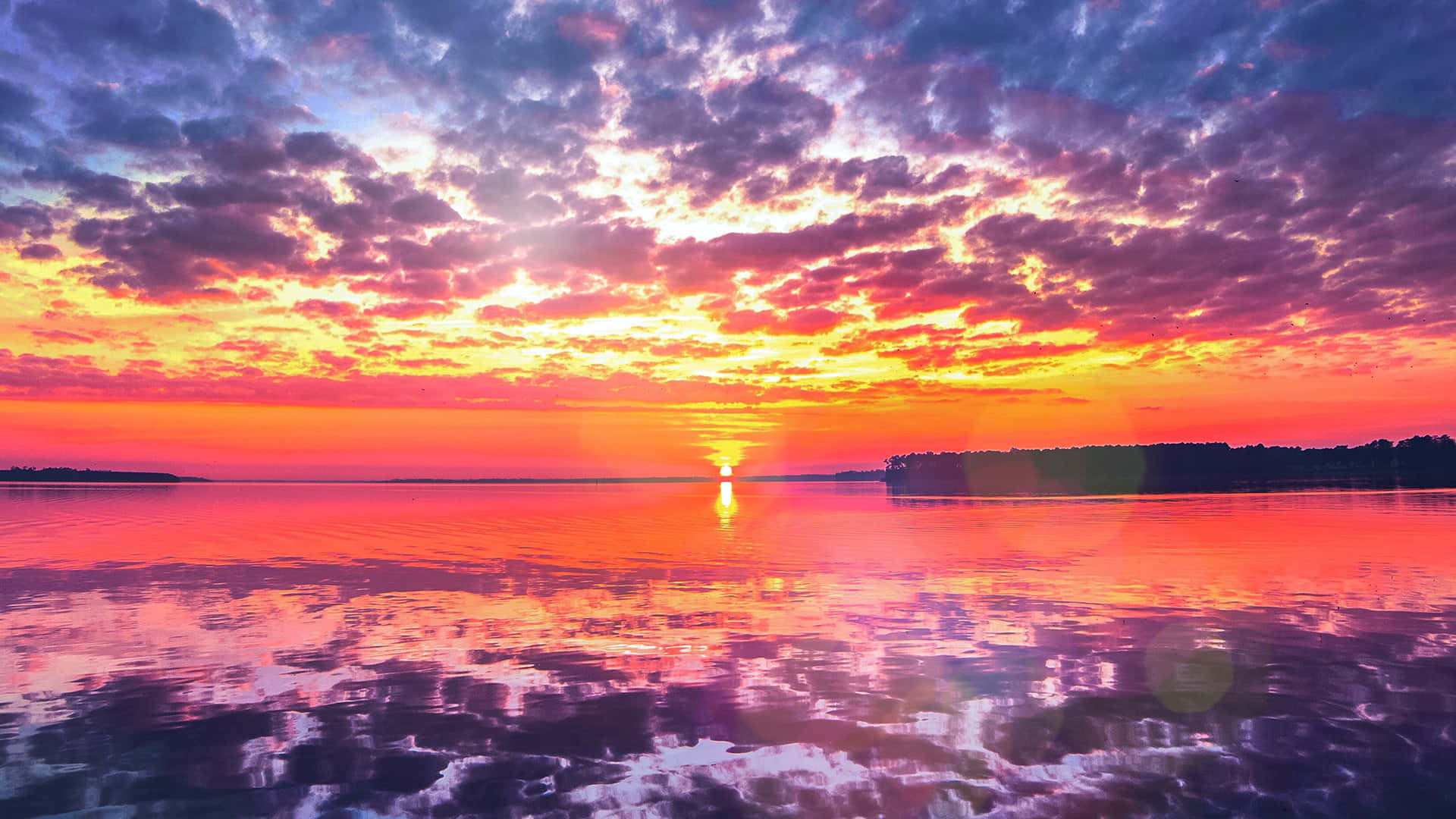 魅惑的なビーチの夕日がもたらす静けさを感じて 壁紙