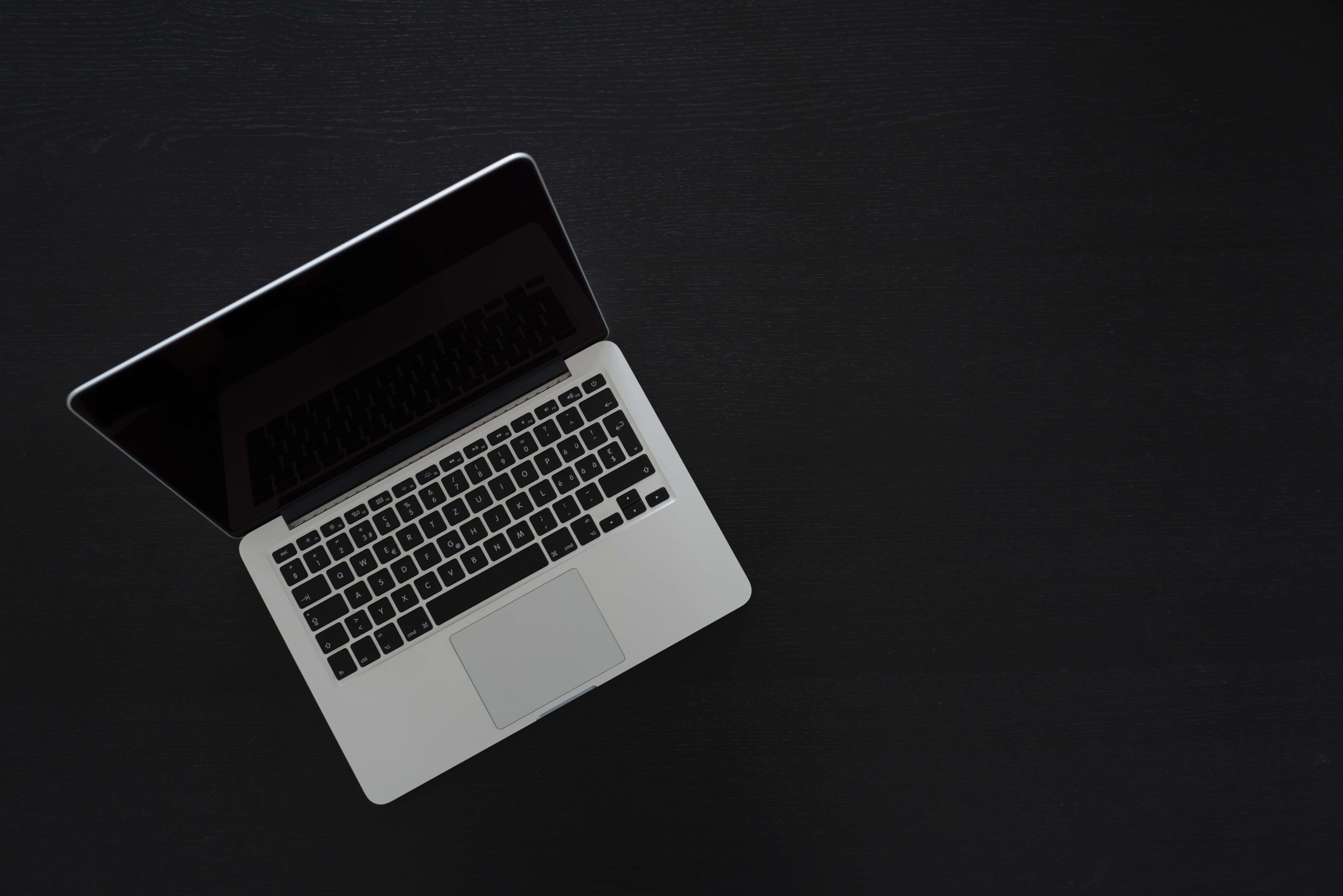 魅惑的な美観のMacBookデスクセットアップ 壁紙