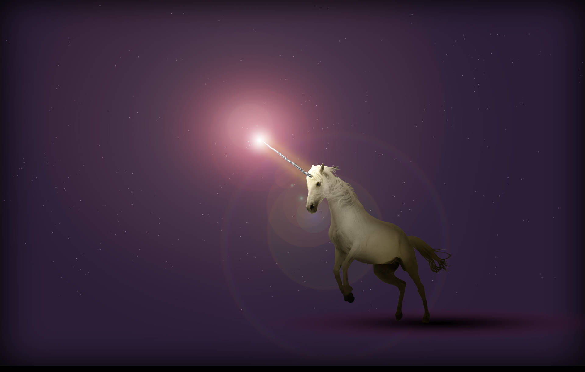 紫色の空間で長い角を輝かせるユニコーンの力。魔法の馬の生き物