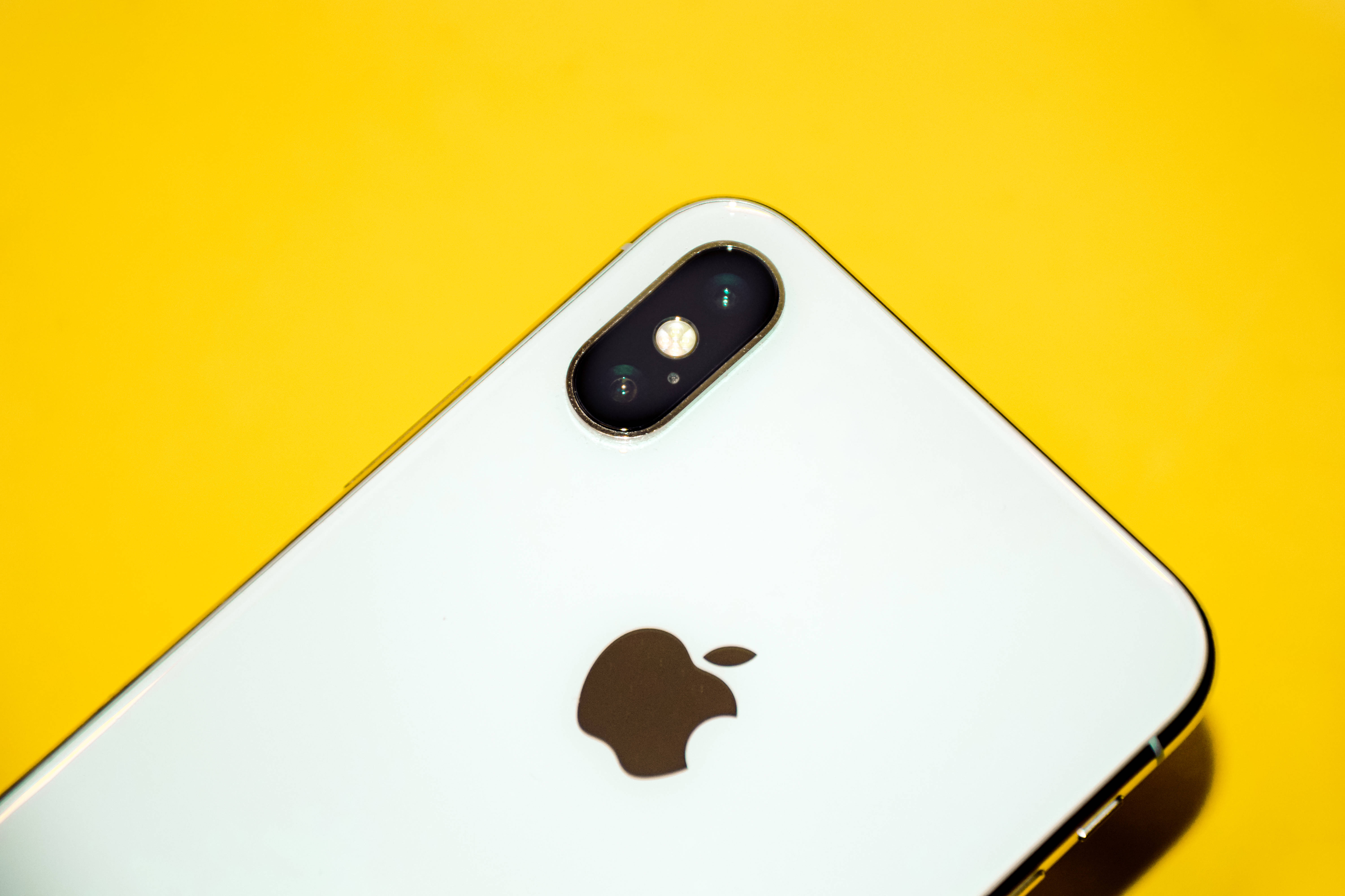 黄色の背景にiPhone Xs Max 壁紙