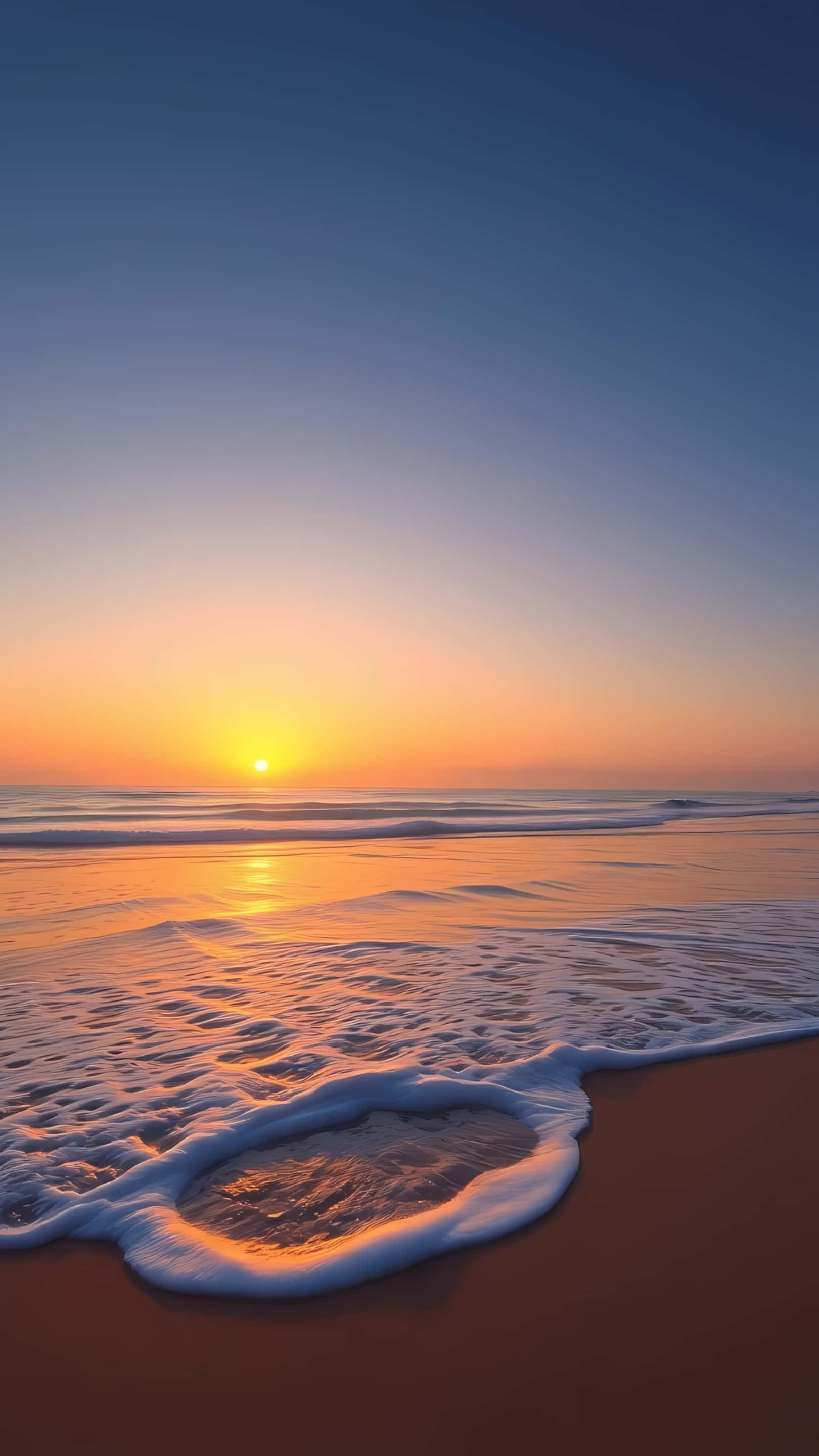 黄金の夕日が照らす海の波の風景 壁紙