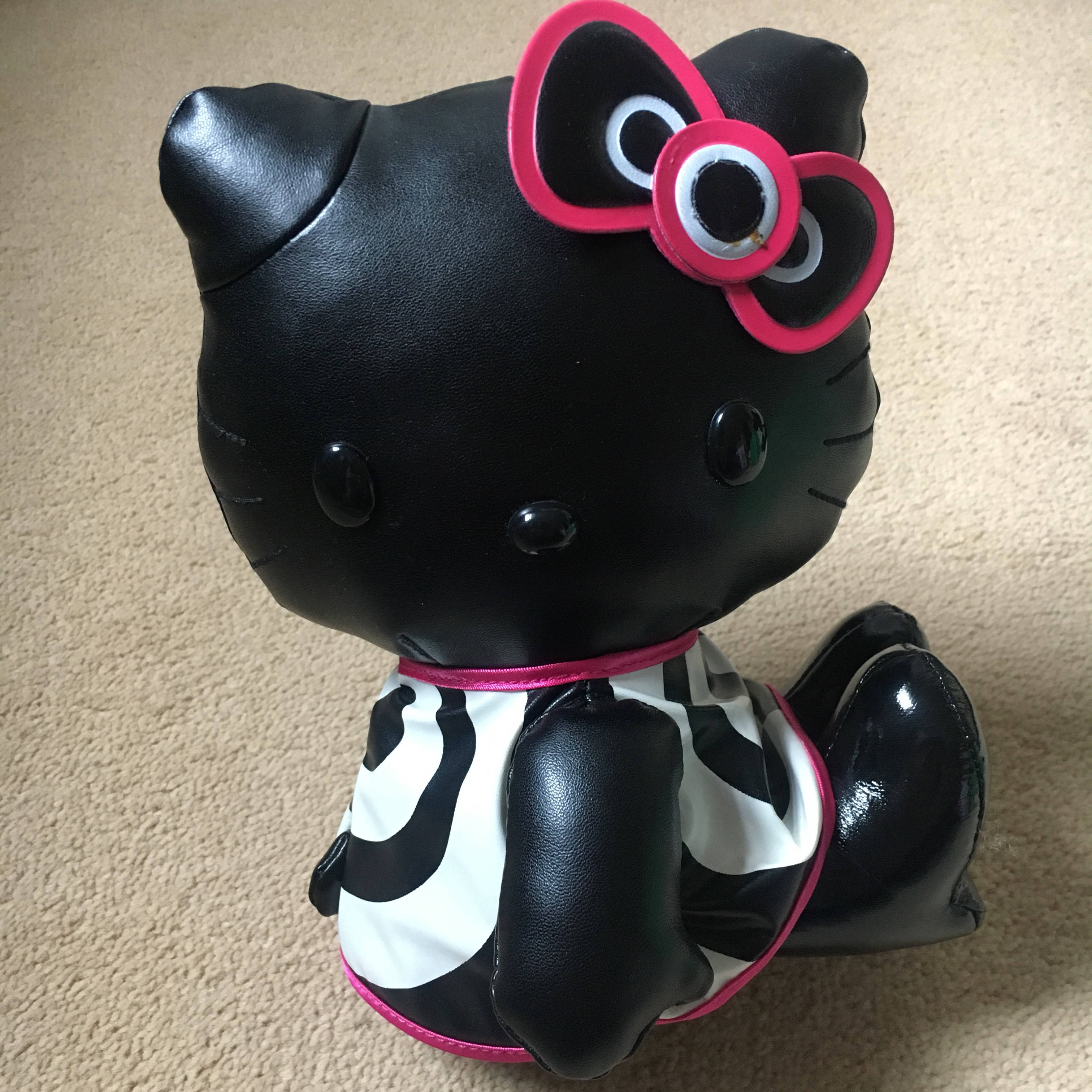 黒いハロウィンのハローキティのおもちゃ 壁紙