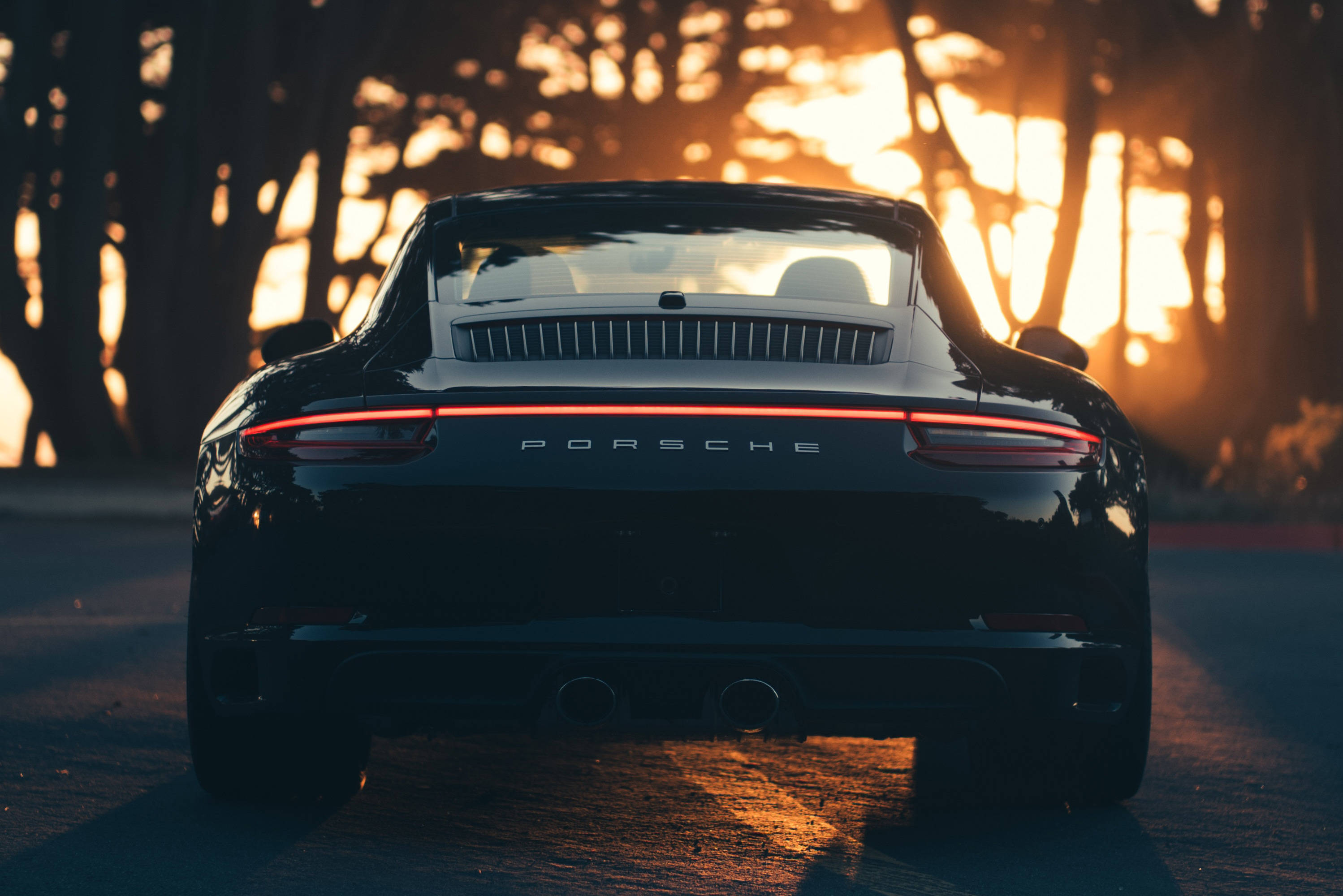 黒いポルシェ911の夕日を眺める姿 壁紙