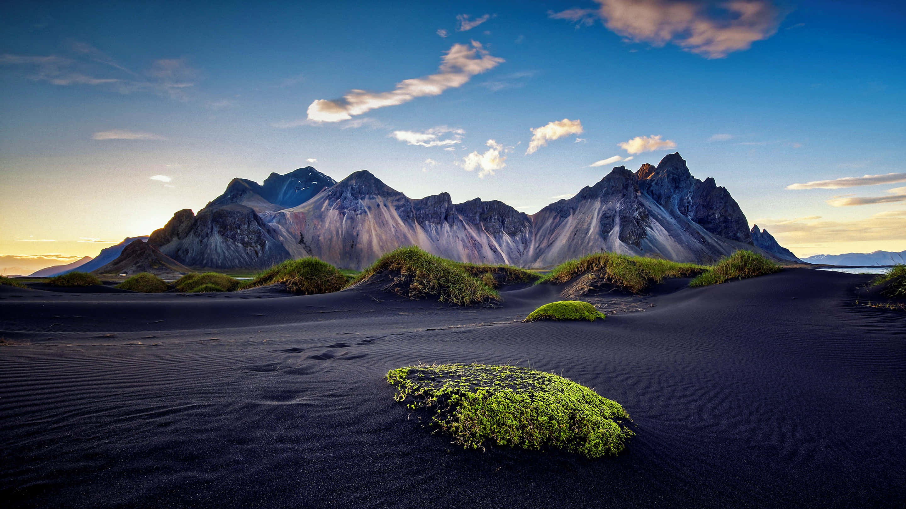 黒い砂浜のある素晴らしい風景 壁紙
