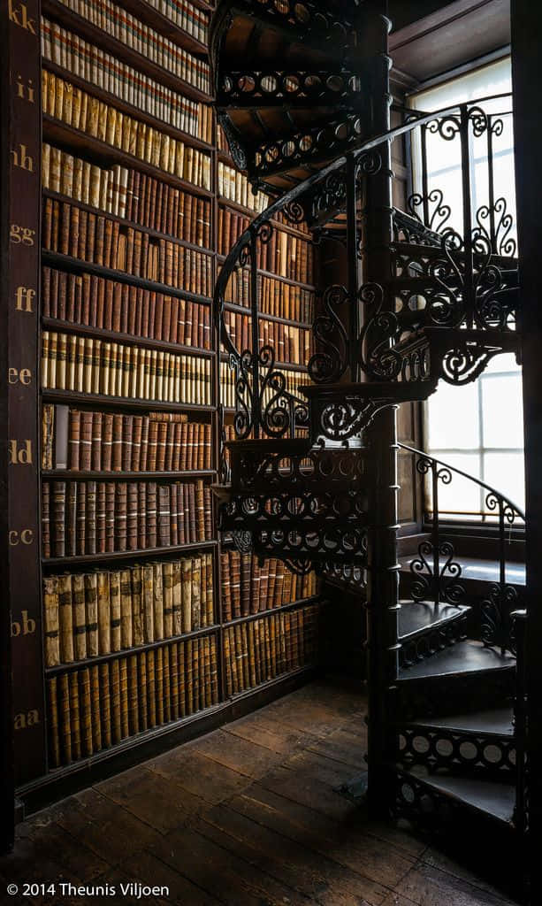 黒い螺旋階段のある図書館の写真 壁紙