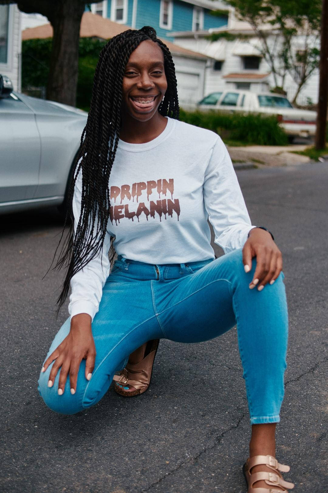 黒人女性のバッドガールが「Drippin' Melanin」Tシャツを着ている壁紙 壁紙