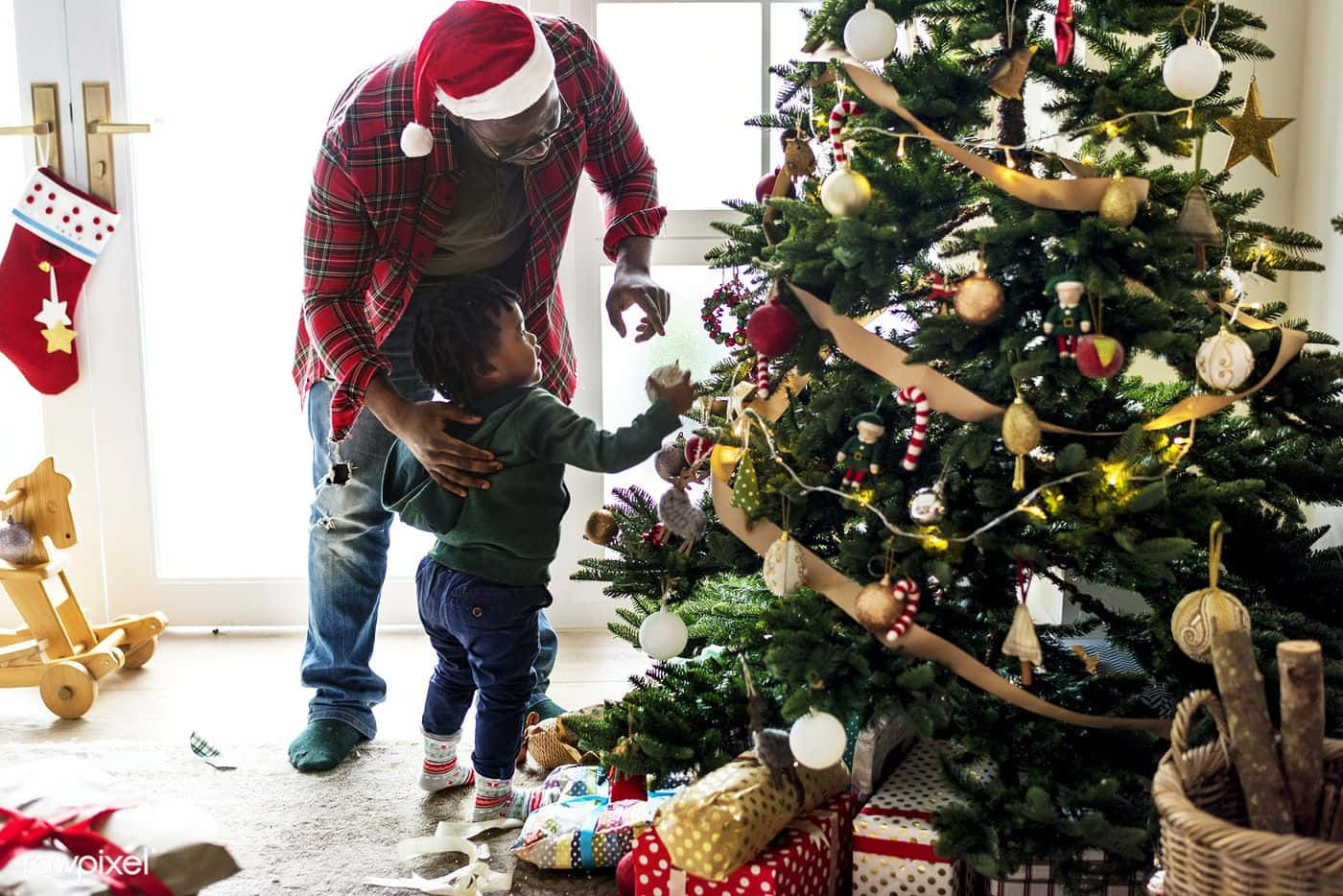 黒人家庭のクリスマスツリー飾り付け写真 壁紙