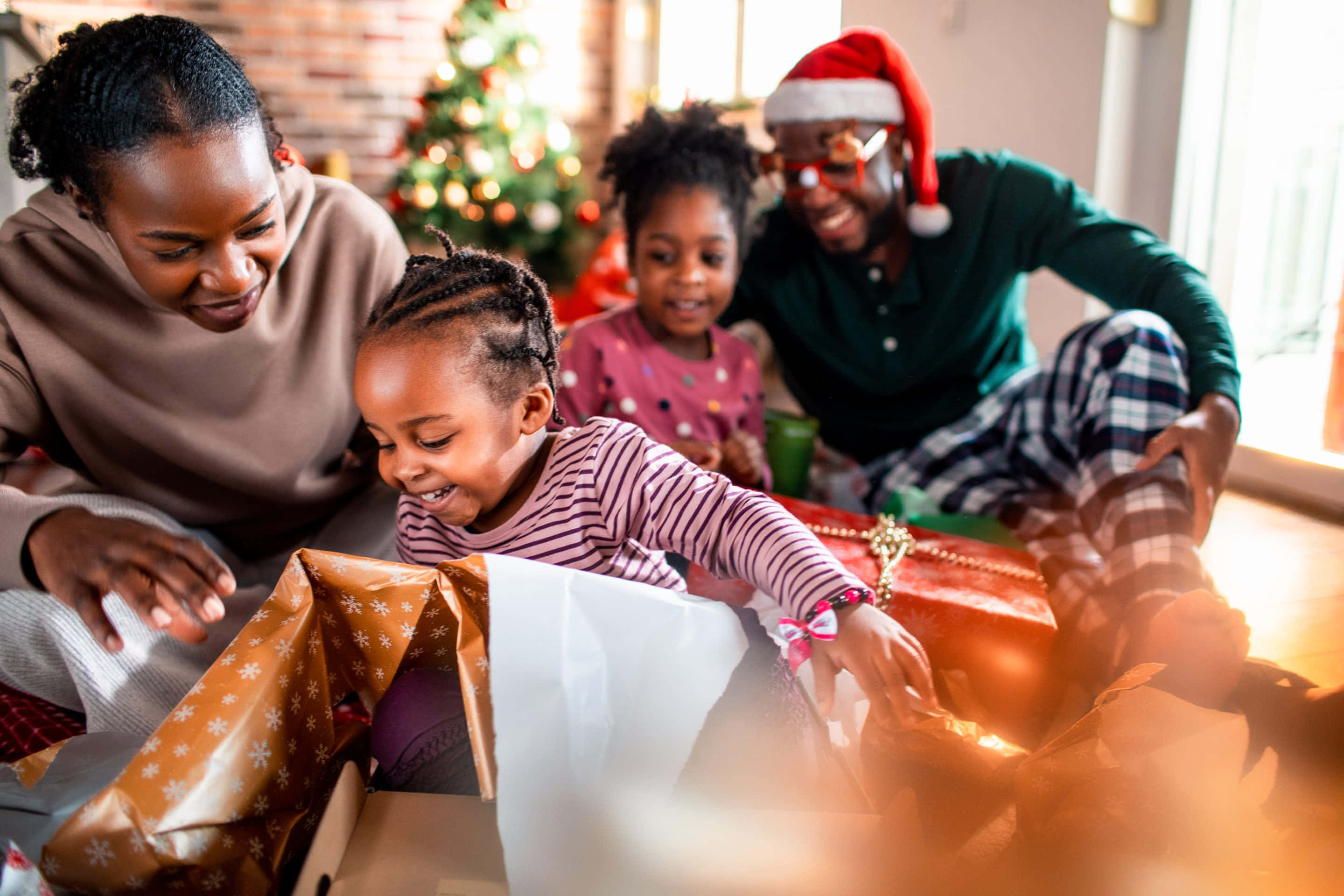 黒人家庭のクリスマスプレゼント開封写真 壁紙