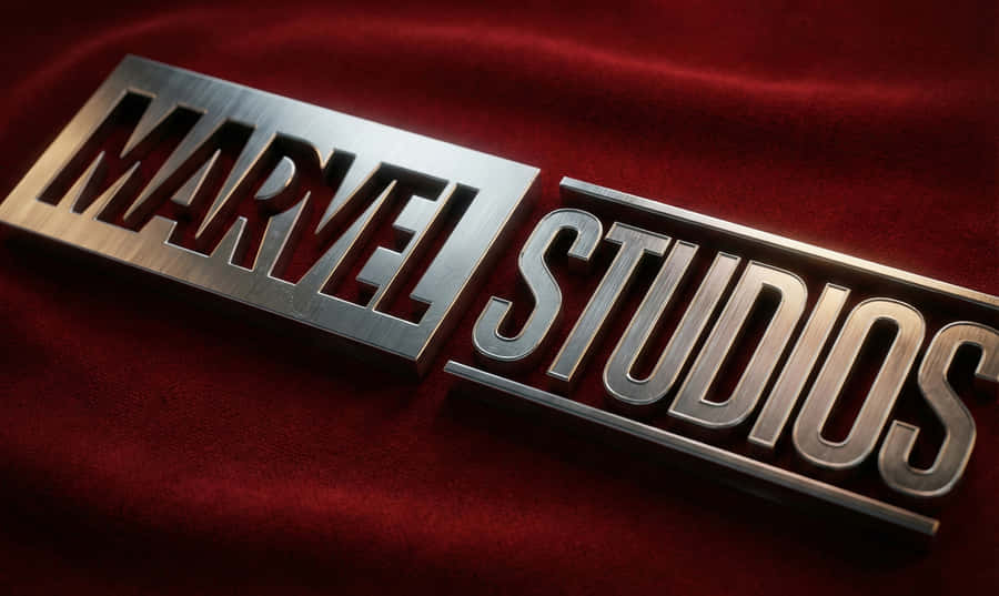 マーベル・スタジオ、マーベル、MCU、ロゴ、映画、アベンジャーズ、ブラッシュドメタル、スチール、レッドベルベット、テクスチャー、エレガント、ミニマリスト、4K、HD、デスクトップ壁紙、スーパーヒーロー、エンターテイメント、エレガントなマーベル・スタジオのミニマリストデスクトップ背景、レッドベルベットに映えるマーベル・スタジオのメタルロゴ4K