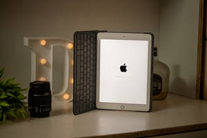 キーボードアクセサリー付きApple iPad Pro — iPad Mini 壁紙