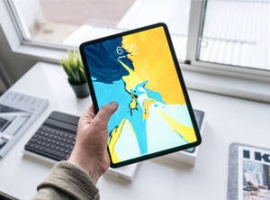 Apple iPad Proを手に持つ人物 — iPad Mini 壁紙