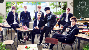 BTSのボーイズバンドが学校の壁紙で一緒にポーズをとっている様子