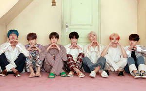 BTSデスクトップ壁紙 ドアの前でハートサイン — BTS デスクトップ 壁紙