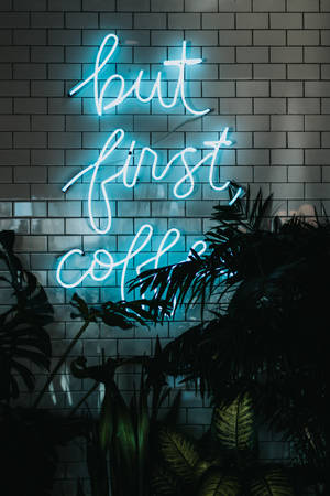「But First Coffee」とネオンブルーに光るiPhone — Xiaomi Pad 8 Pro 壁紙