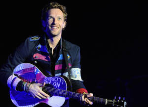 Chris Martin 黒背景の壁紙。 — True Black 壁紙
