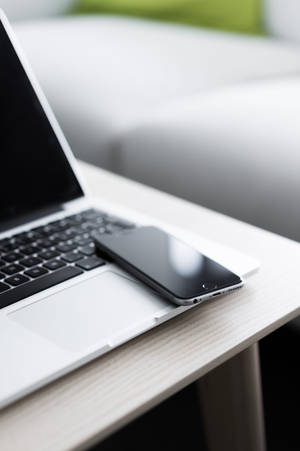 iPhoneとMacBookのあるデスク — Xiaomi Pad 8 壁紙