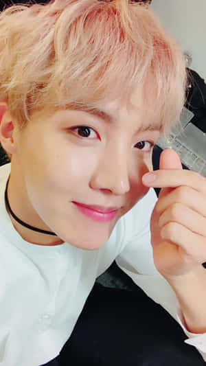 J-Hope BTS フィンガーハート — BTS 壁紙