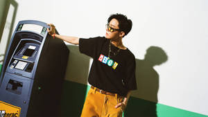 J-HopeがATMの前でポーズ — BTS 壁紙