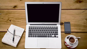 Macbook Air 木製テーブルの上 — MacBook Air 壁紙