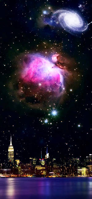 NYC上空の宇宙 壁紙 — iPhone 13 Mini 壁紙