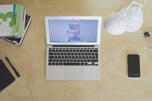 電源の入ったMacBook Airの接写写真 — MacBook Air 壁紙