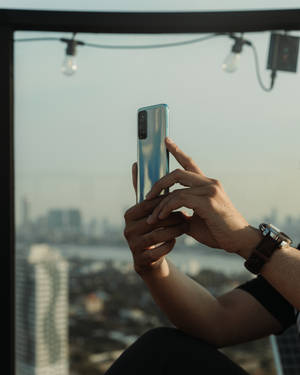 Xiaomiスマートフォンを持つ男性