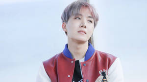 かわいいBTS J-Hopeの赤と白のジャケット姿