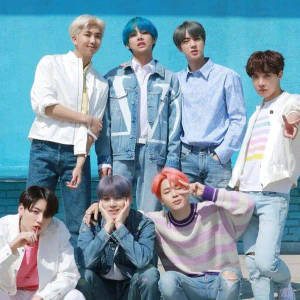 かわいいBTSが青い壁の前でグループポーズ — BTS デスクトップ 壁紙