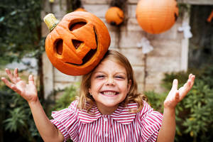 かわいいハロウィンカボチャが女の子の頭の上にある壁紙。 — かわいいハロウィン 壁紙