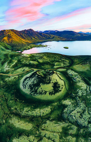 アイスランドの湖に囲まれた緑の休火山の壁紙 — Galaxy Tab S9 壁紙